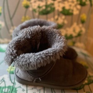 Gray b Bailey button UGGs size 9